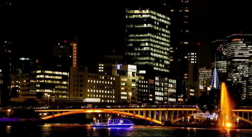 大阪の夜景を水上から一望