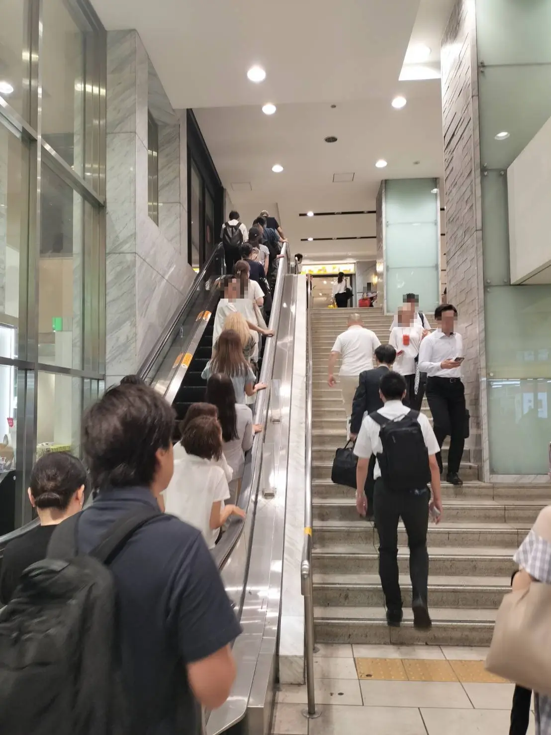 4. エスカレーター（または階段）を上ります。