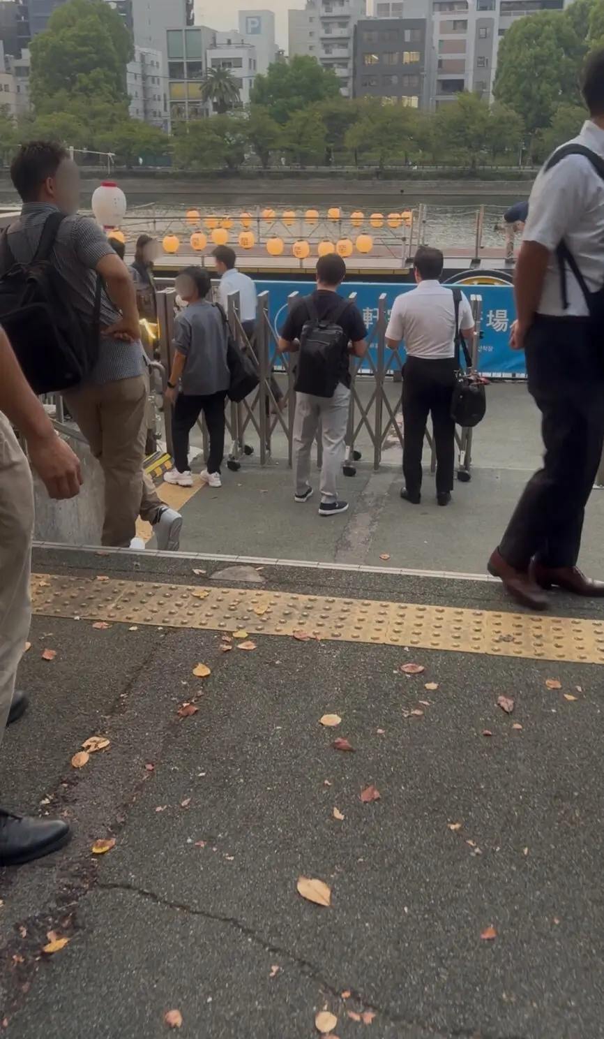 10. キャスターゲートにて待機ください。係の者が開けに参ります。