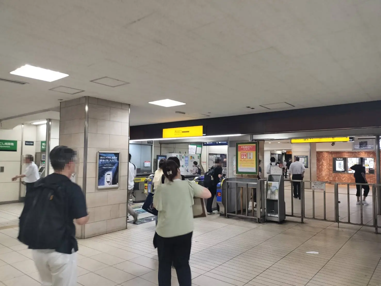 2. 西出口を出ます。